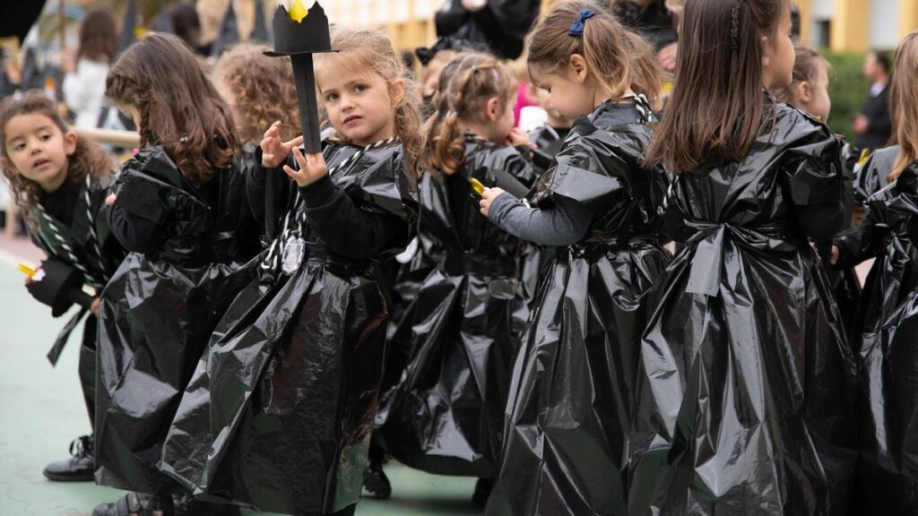 Colegio Nuestra Señora del Rocío, procesión por la calle