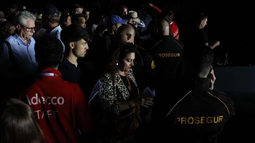 Asistentes al Mutua Madrid Open abandonan las instalaciones de la Caja Mágica debido al apagón.