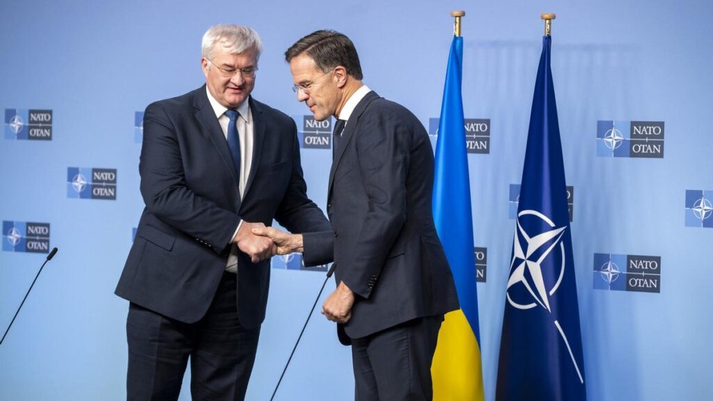 El secretario general de la OTAN, Mark Rutte, y el ministro de Exteriores ucraniano, Andri Sybiga, en una reunión en la sede de la OTAN.