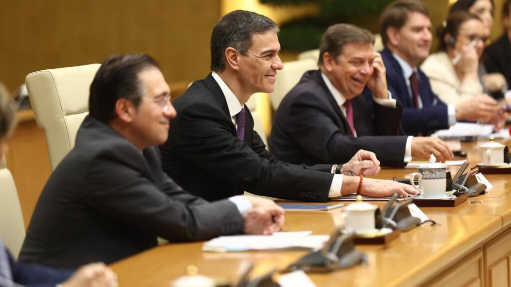 Pedro Sánchez, junto a Luis Planas y José Manuel Albares, durante su reunión con el primer ministro de Vietnam, Pham Minh Chinh.