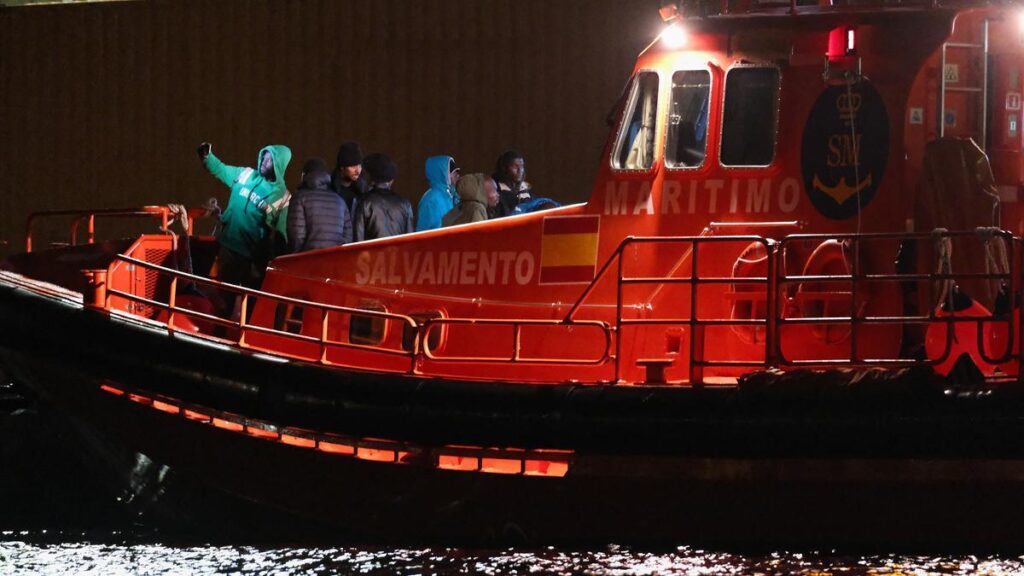 Un grupo de inmigrantes a su llegada al Muelle de Gran Tarajal, Fuerteventura, Canarias.
