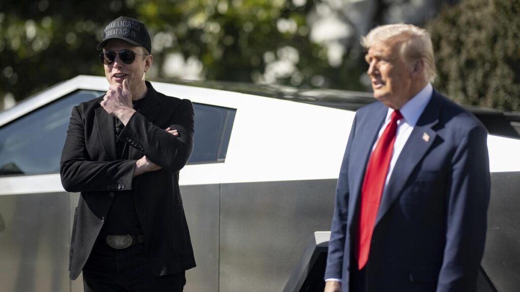 Archivo - El presidente de EEUU, Donald Trump, recibe el multimillonario Elon Musk y varios de sus vehículos Tesla en la Casa Blanca