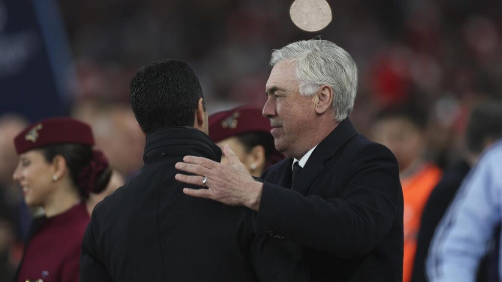 Carlo Ancelotti saluda a Mikel Arteta antes del Arsenal-Real Madrid de la Liga de Campeones.