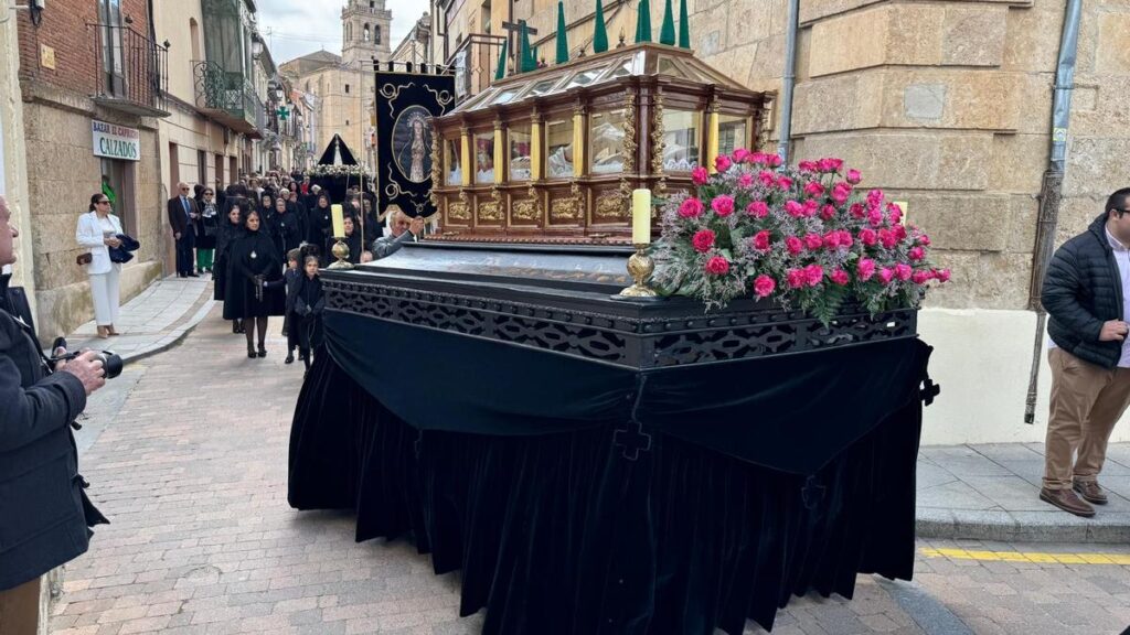 Traslado del Santo Sepulcro y la Soledad la mañana del Viernes Santo en Fuentesaúco