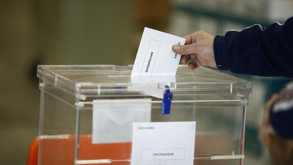 Una fotografía de una persona votando en las últimas elecciones generales de España