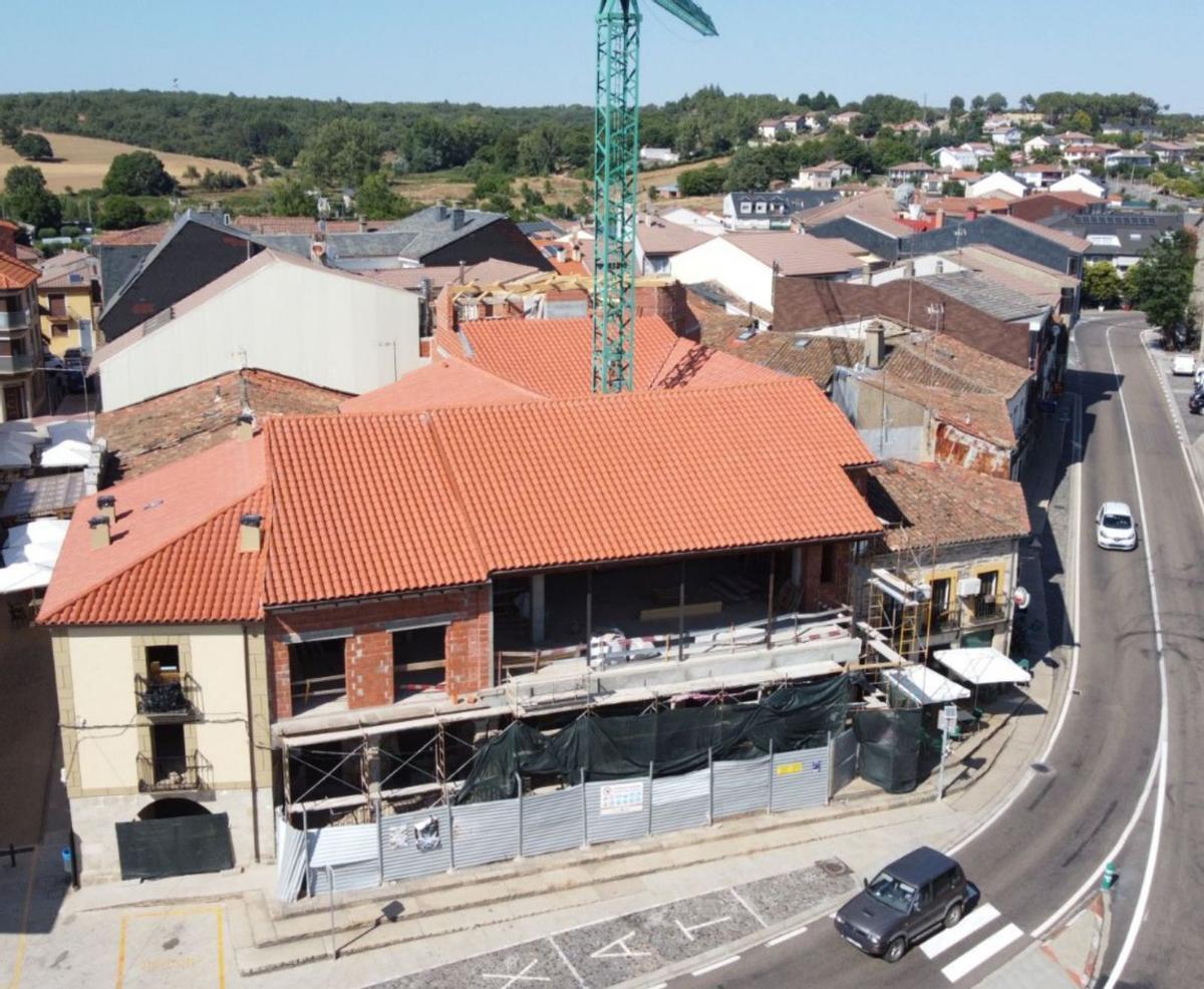 Dans le cercle vert, l'auditorium municipal et en rouge, le cloître de l'ancien couvent du troisième ordre de San Francisco. À droite, Building of the Future Restaurant et Real Inn. | Chany Sebastián