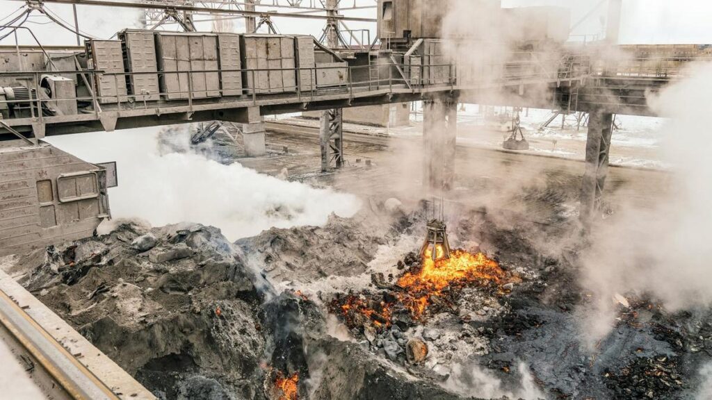 La escoria de la industria siderúrgica terminó formando rocas de nueva creación en el medio natural