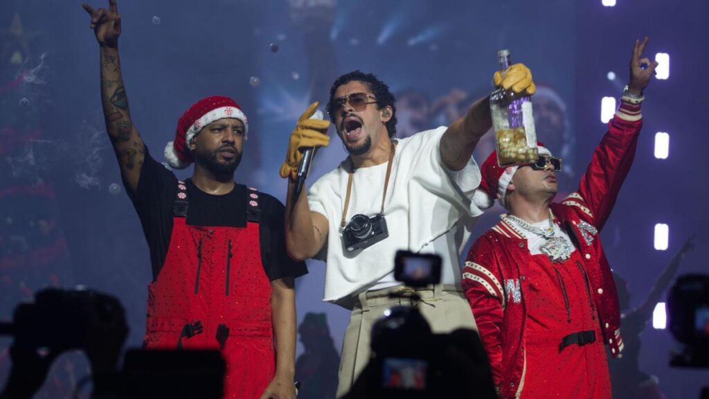 Jowell y Randy y Bad Bunny (c) durante el concierto en su gira 3 D, en el Coliseo Jose Miguel Agrelot de San Juan de Puerto Rico.