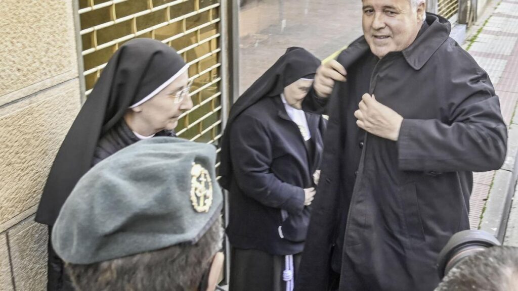 El arzobispo de Burgos y comisario pontificio de los monasterios de Belorado, Orduña y Derio, Mario Iceta, a su llegada al juzgado de Briviesca