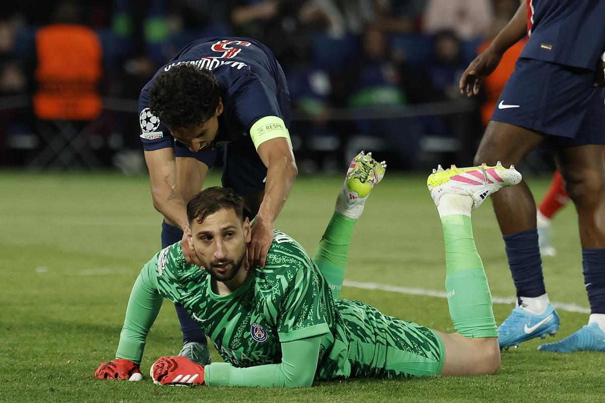 Marquinhos félicite Donnarumma pendant le PSG-Senal.