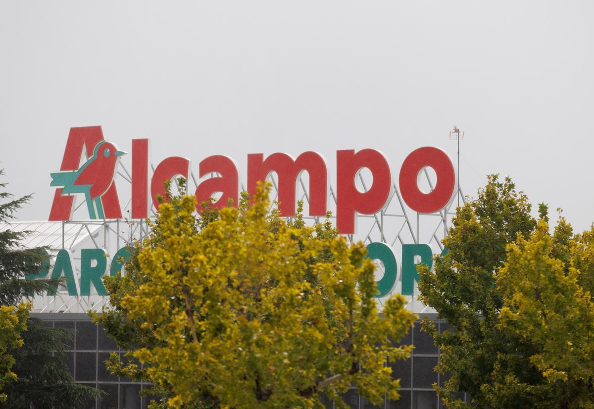 Logo du supermarché Alcampo, le 21 septembre 2023, à Madrid (Espagne). Alcampo est une société de distribution, filiale du groupe français Auchan, qui opère en Espagne sous le supermarché, les hypermarchés et les formats commerciaux en ligne.