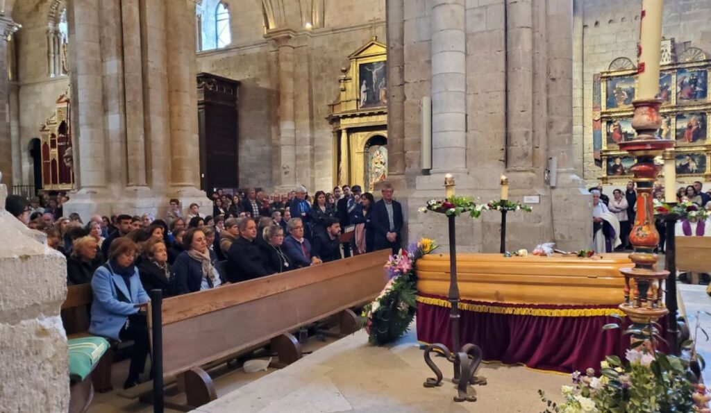 Centenares de personas dan el último adios al sacerdote Javier Prieto.