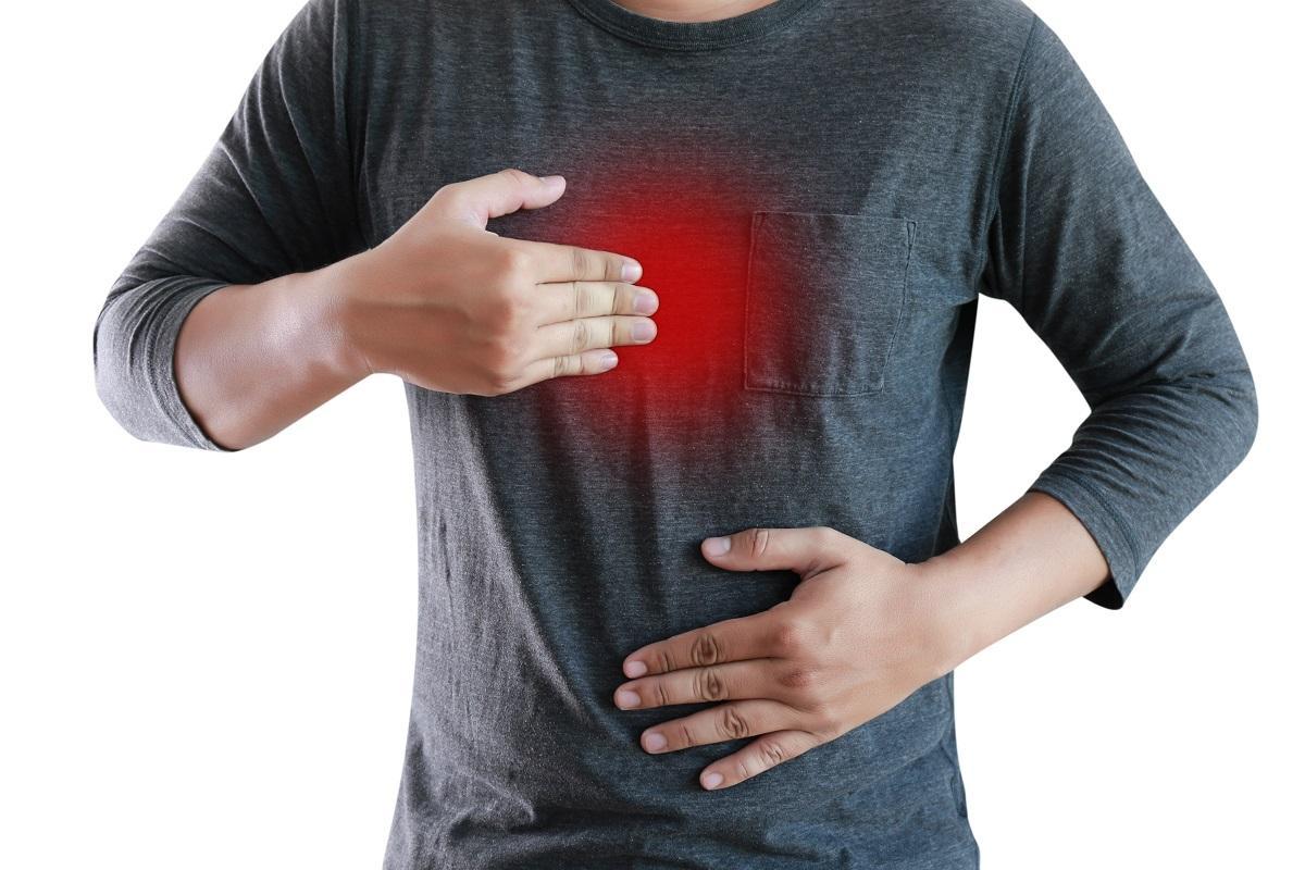 L'une des graves complications de la hernie hiatus est la pneumonie d'aspiration.