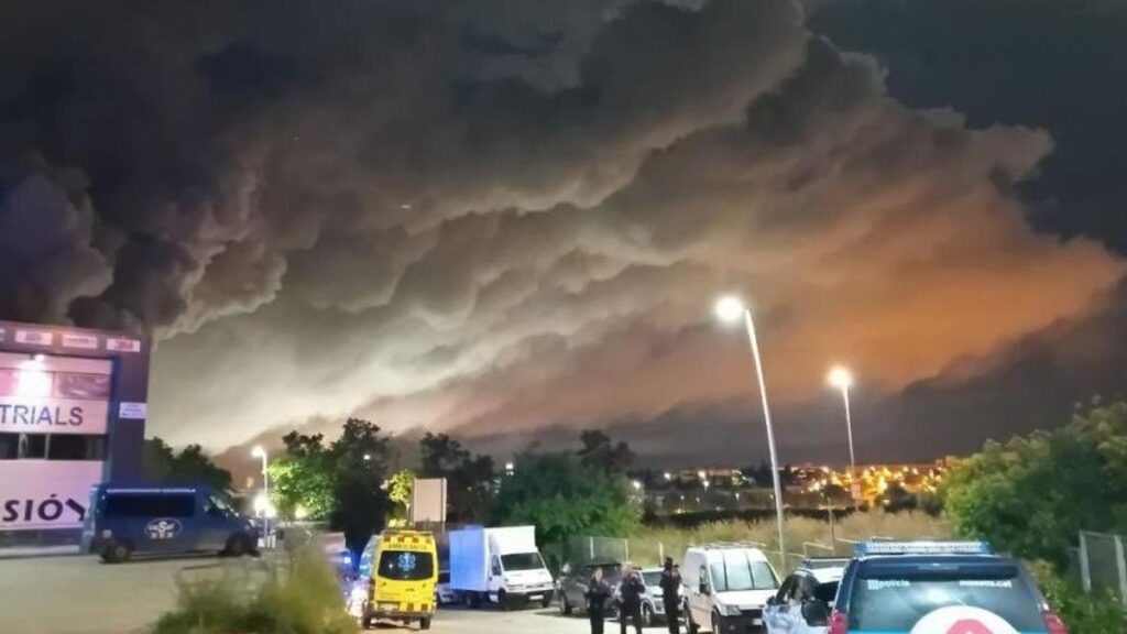Imagen de la nube tóxica generada por el incendio en Vilanova