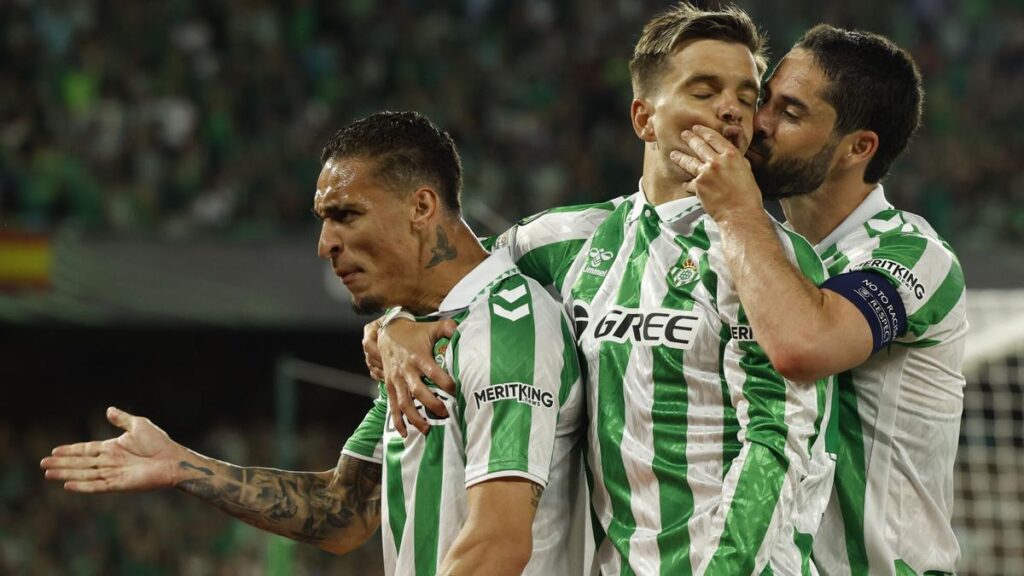 Antony, Lo Celso e Isco celebran el segundo gol del Betis a la Fiorentina en la ida de las semifinales de la Conference League.