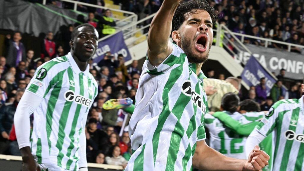 Abde Ezzalzouli celebra tras marcar el gol del empate 2-2 durante el partido de semifinales de la Liga de Conferencias de la UEFA ACF Fiorentina vs Real Betis Balompié en el Artemio Franchi.