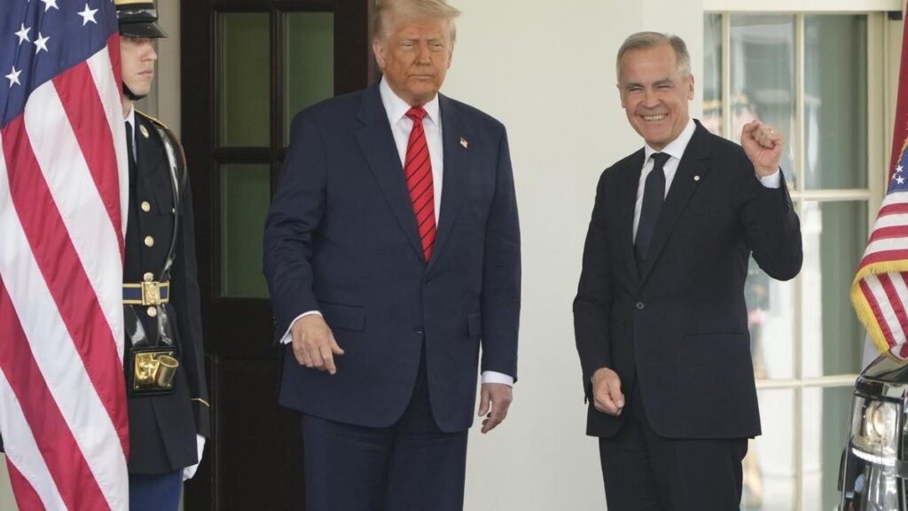 El primer ministro canadiense, Mark Carney, es saludado por el presidente Donald Trump a su llegada a la Casa Blanca