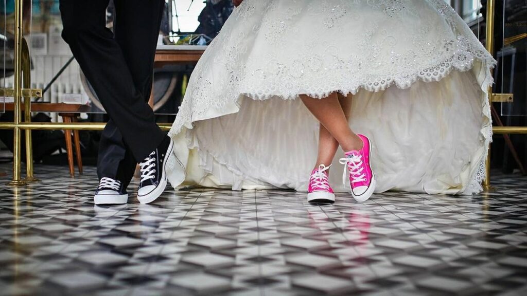 Unos novios con zapatillas deportivas.