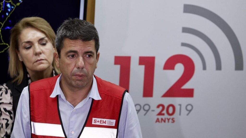 El presidente Carlos Mazón comparece desde el Cecopi el  30 de octubre. Detrás, Susana Camarero.