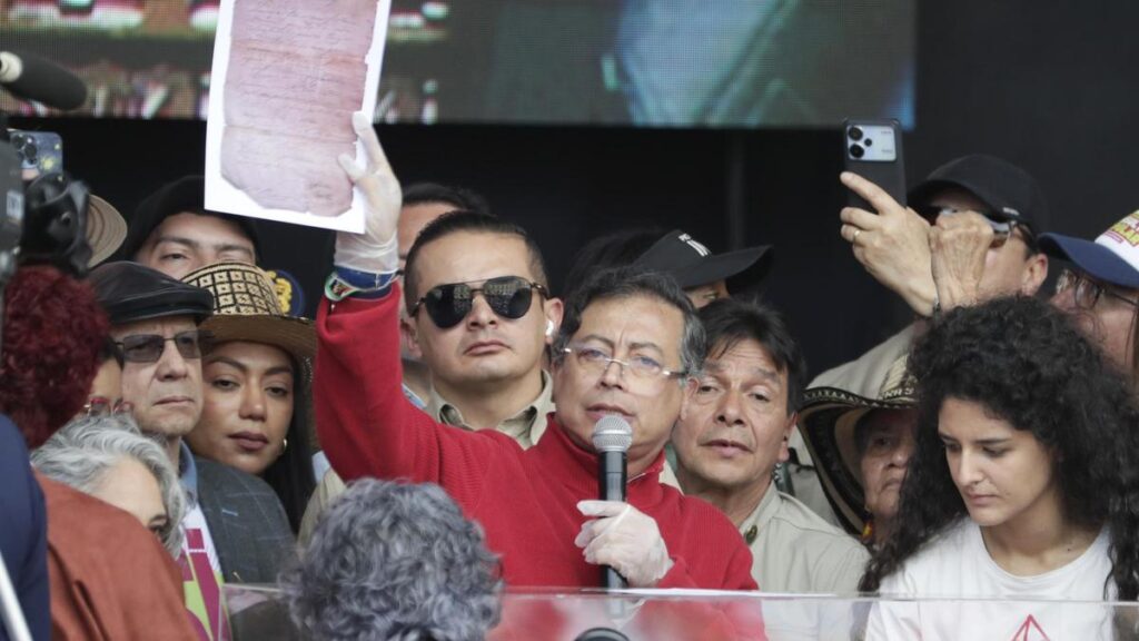 Petro afirma que sangre de una víctima "ensucia" a senadores contrarios a reforma laboral
