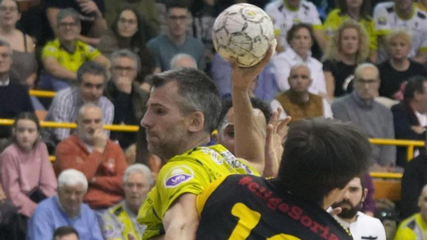 Guille lanza a portería en un partido anterior del BM Caja Rural Zamora.