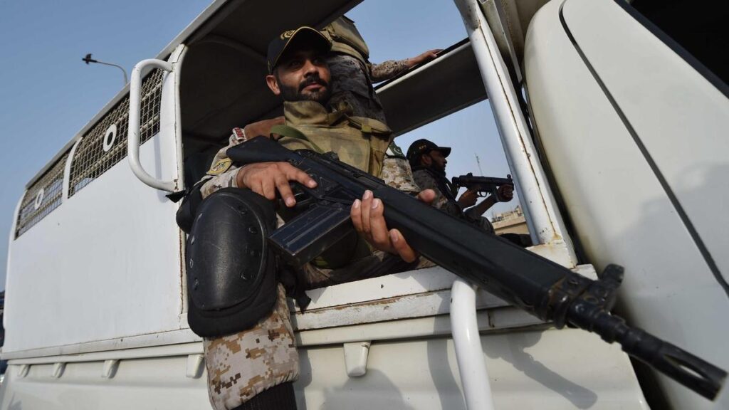 Funcionarios de seguridad pakistaníes vigilan el puerto de Karachi.