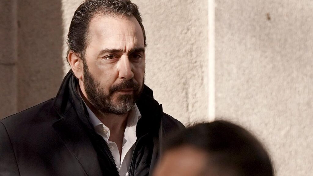 Víctor de Aldama sale del Tribunal Supremo después de declarar, acompañado por el líder de la organización Desokupa, Daniel Estévez