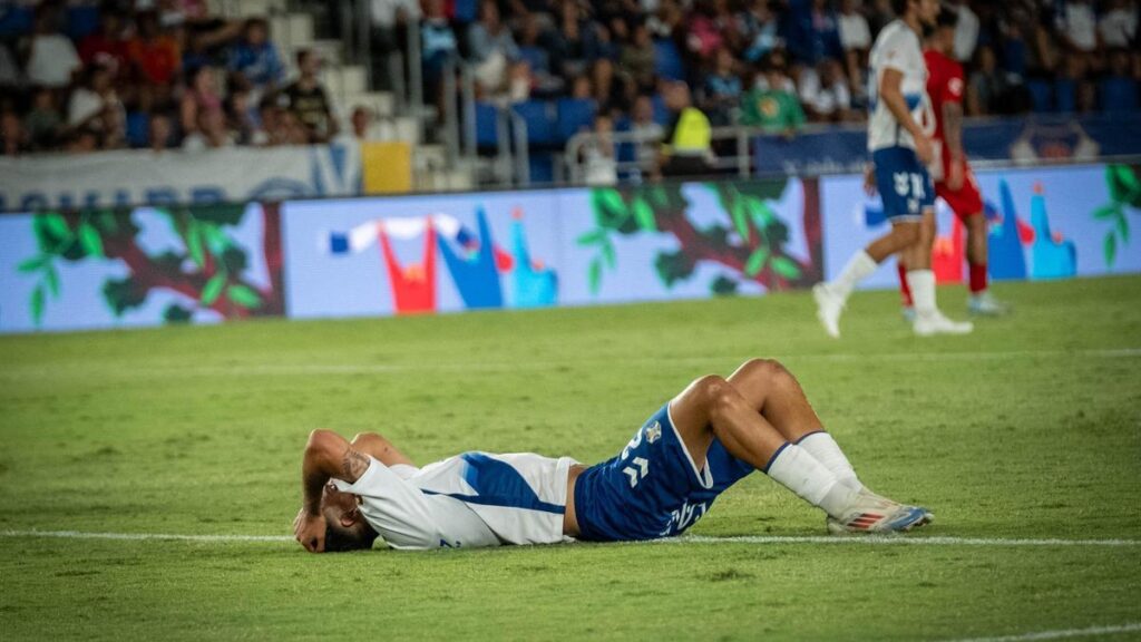 David Rodríguez lamenta una ocasión perdida en un partido anterior.