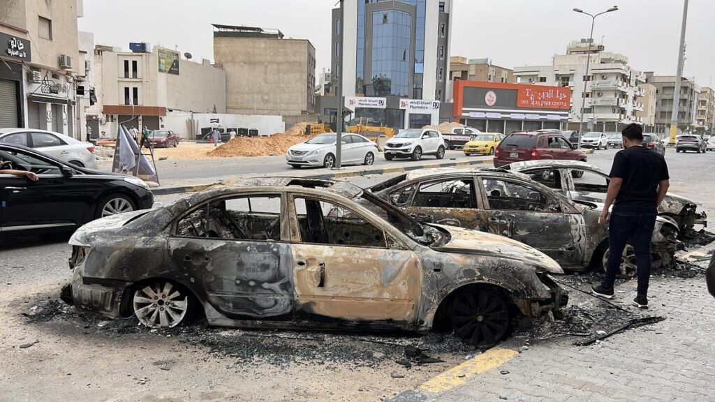 Vehículos calcinados tras los choques armados en Trípoli, este miércoles.