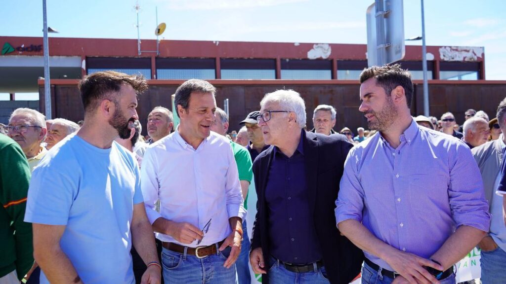 Gago, Dias, Fernández y Fagúndez durante la concentración en la estación Sanabria AV en otero.