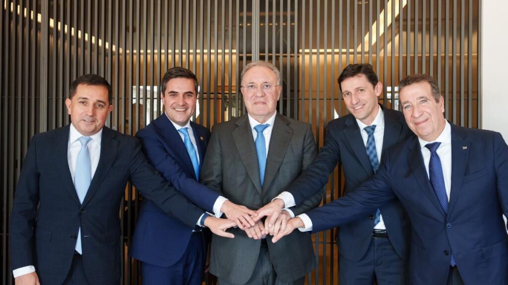 De izquierda a derecha: Xabier Sagredo, presidente de BBK; Mikel Jauregui, consejero de Industria; José Antonio Jainaga, presidente de Sidenor; Noël d'Anjou, consejero de Hacienda, y Jon Urresti, presidente de Vital