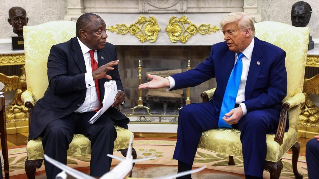 Trump intenta convencer al presidente de Sudáfrica de un “genocidio blanco” con vídeos y artículos en mano