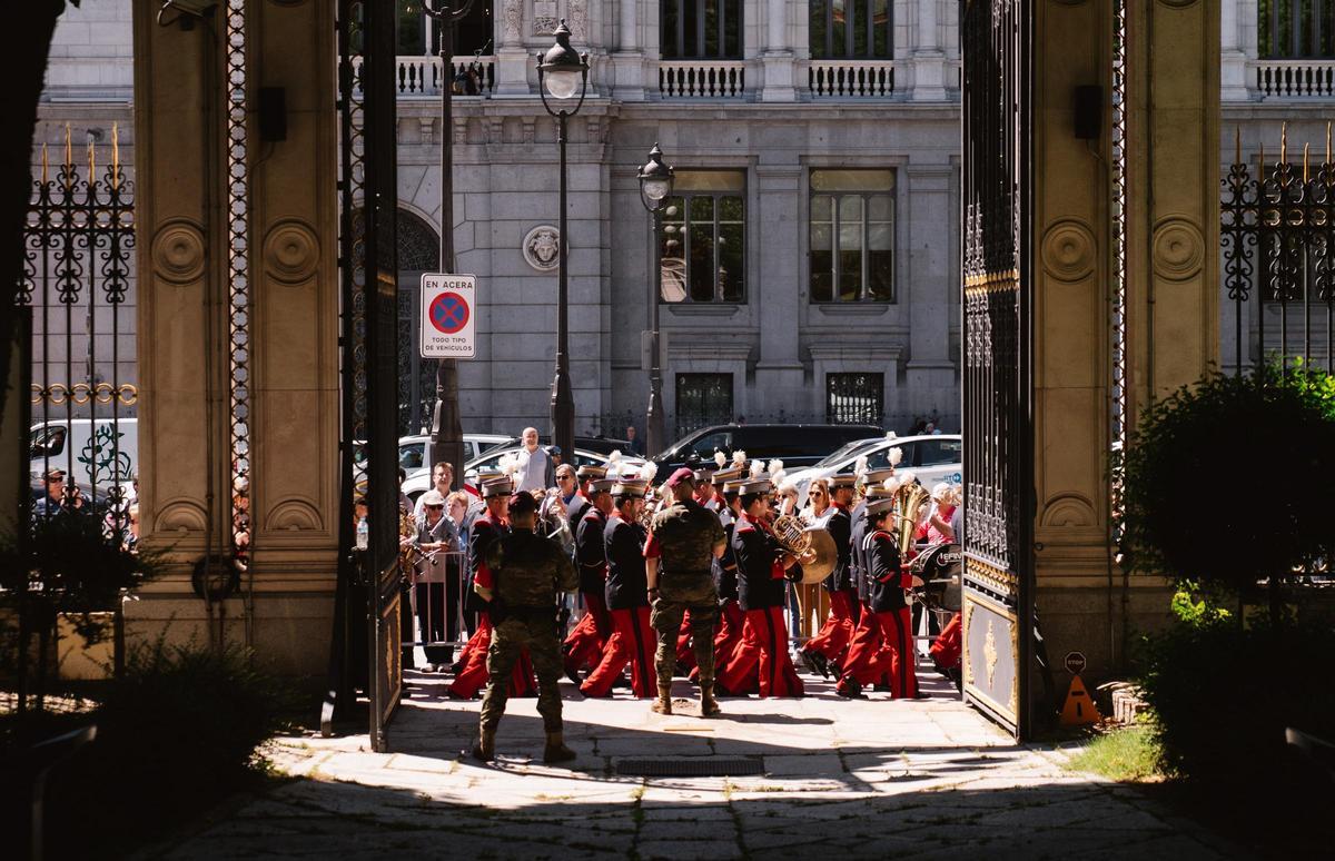 L'unité de musique, alors qu'ils transmettent sur la rue Alcalá.