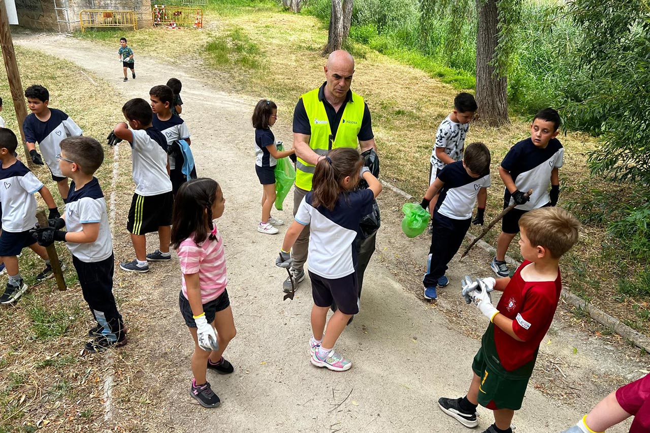 Aquona fait du bénévolat avec les étudiants de la Sainte Trinité pendant le nettoyage de 2024.