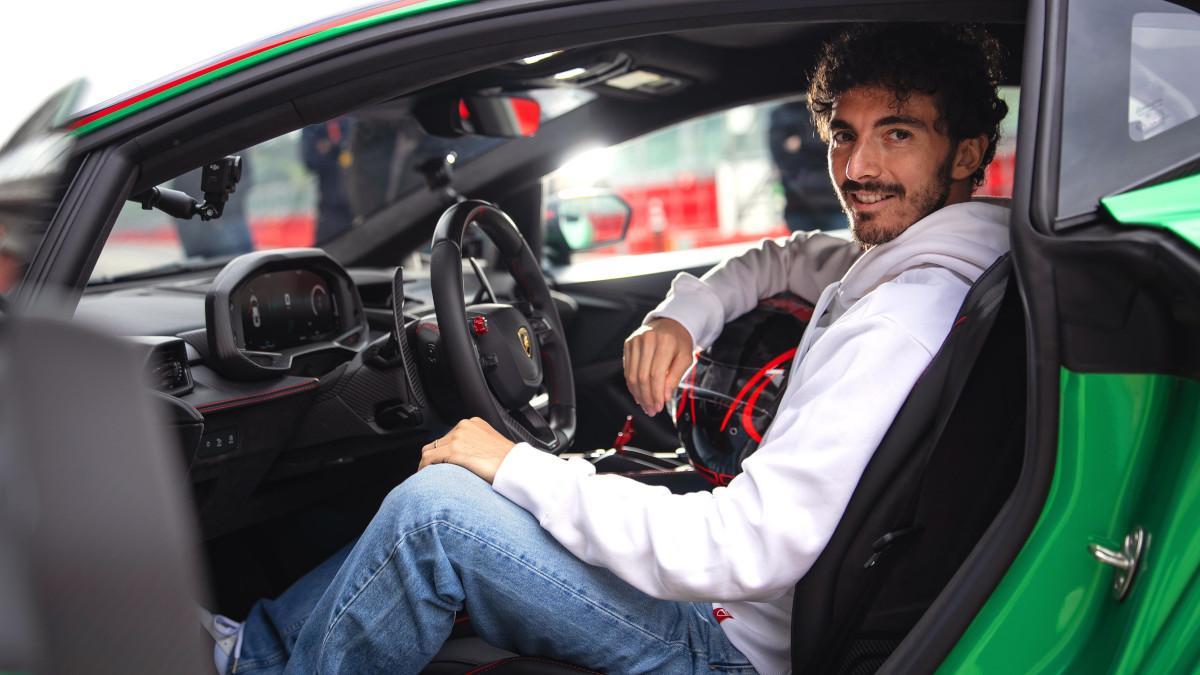 Bagnaia à l'intérieur de la Lamborghini téméraire