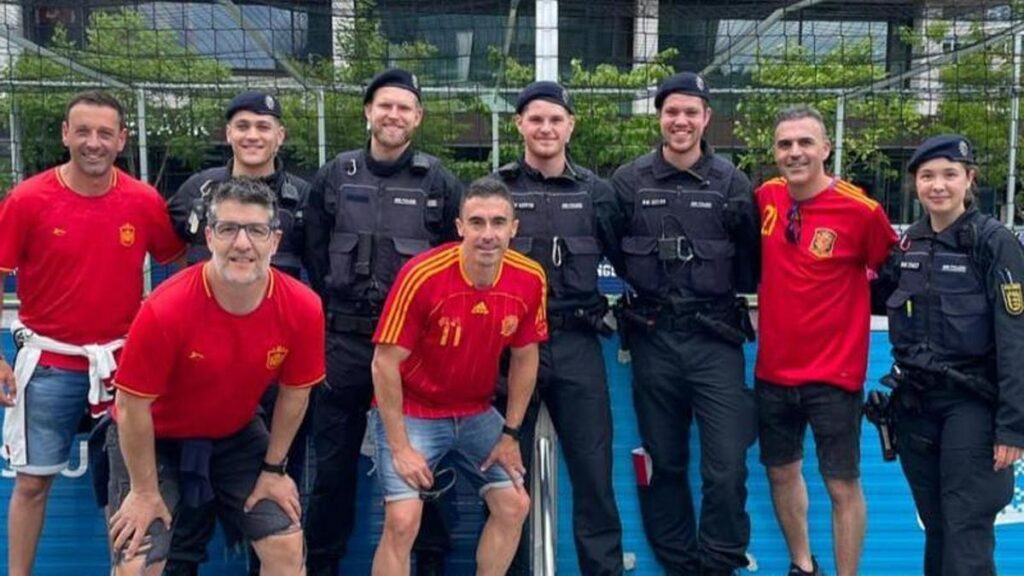 El Policía Local de Benavente, con la camiseta de la selección, a la derecha de la imagen.