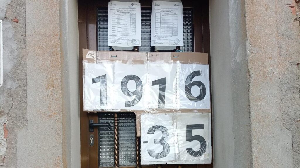 Publicación de los horarios de consulta junto al contador de Monumenta de Sayago.