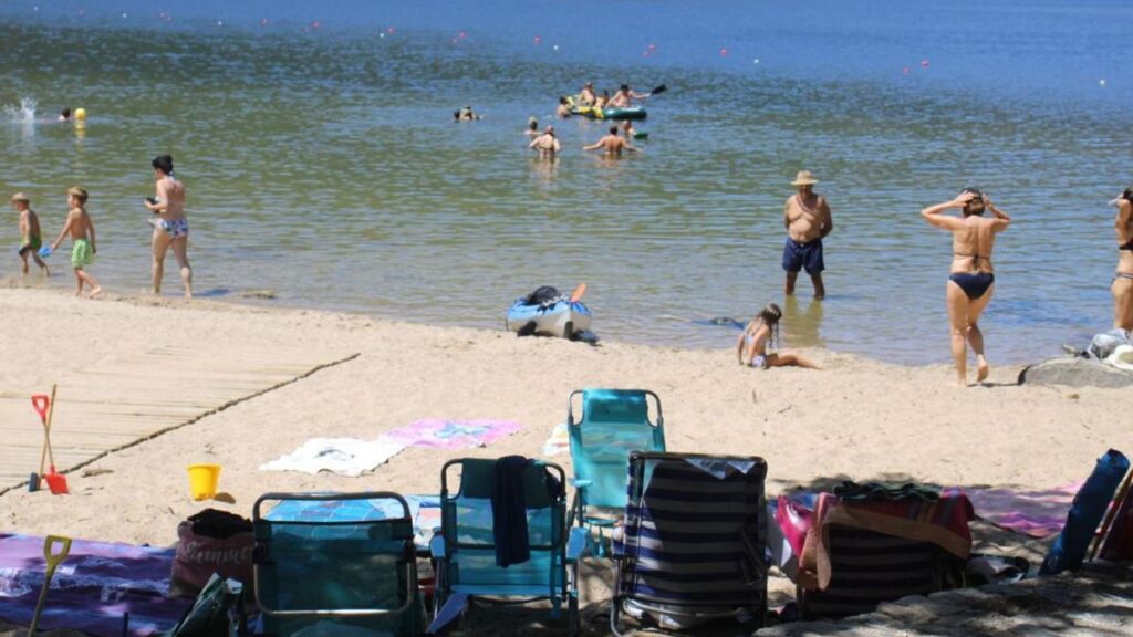 Bañistas en las playas del Lago de Sanabria