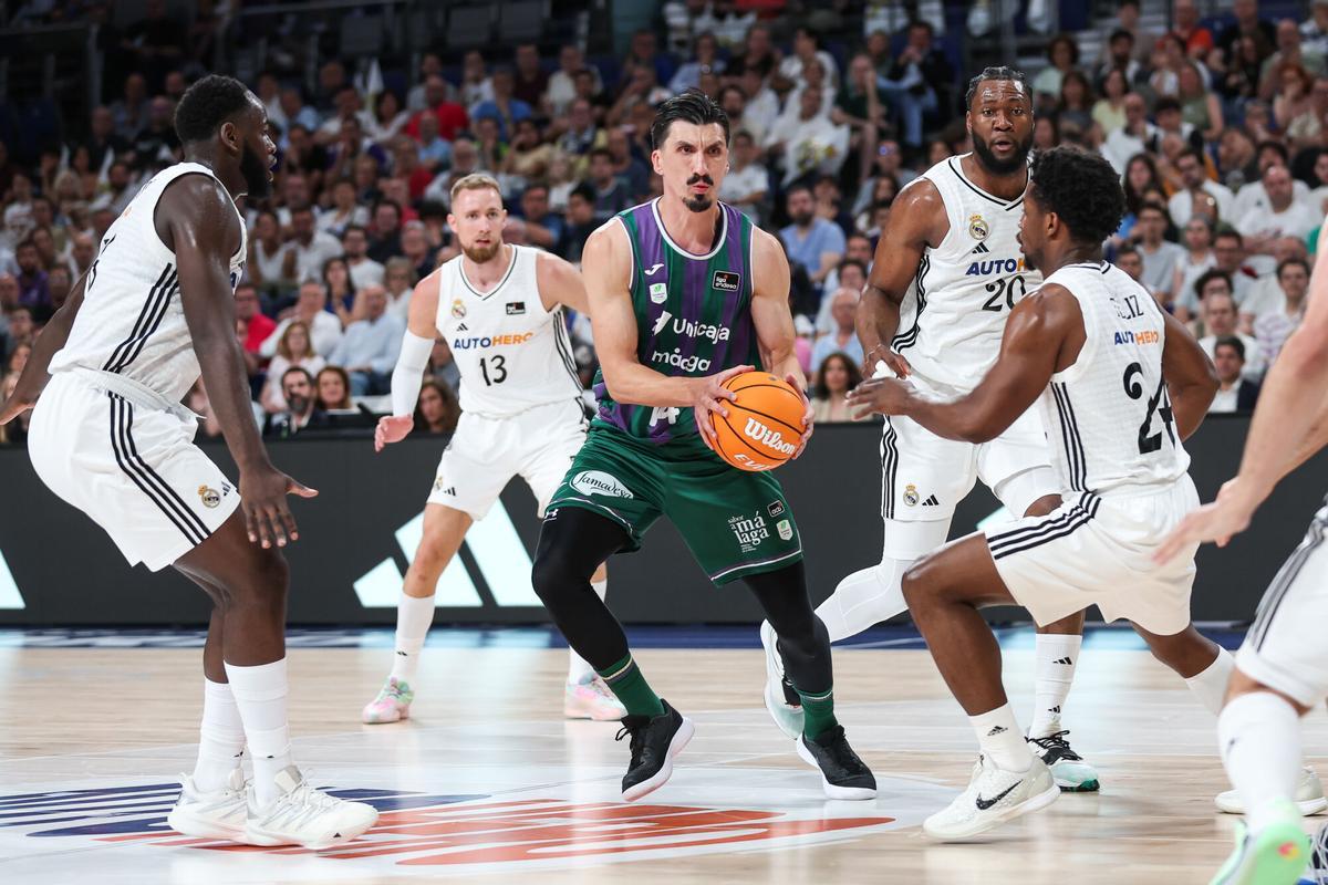 Nihad Djedovic, Unicaja, entouré de joueurs du Real Madrid.