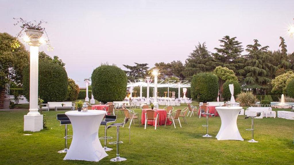Le restaurant Mirador de Cuator est situé dans l'aérodrome de Four-Winds à Madrid.