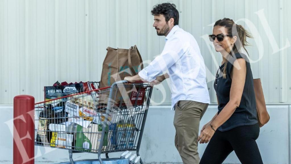 Marta López et Alejandro Huerta avec l'achat dans les hypermarchés Costco.
