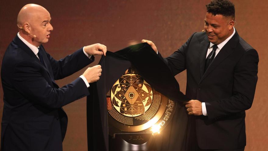 Gianni Infantino, presidente de la FIFA, y Ronaldo Nazario, descubren el trofeo del Mundial de Clubes.