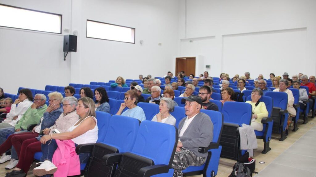 Reunión en A Mezquita de la plataforma ciudadana “Dereito ao tren”