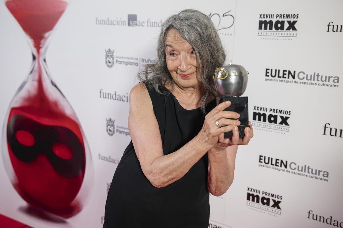 L'actrice Petra Martínez pose avec le maximum d'honneur.