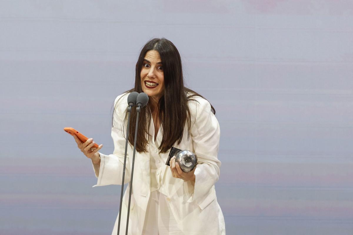 Andrea Jiménez en recevant la meilleure adaptation ou version du théâtre ou des travaux chorégraphiques pour «Casting Lear».