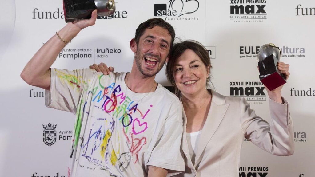 Los actores Enric Auquer y Agata Roca posan con los premios a ´Mejor actor´ y ´Mejor actriz´ durante la 28ª edición de los Premios Max de las Artes Escénicas.