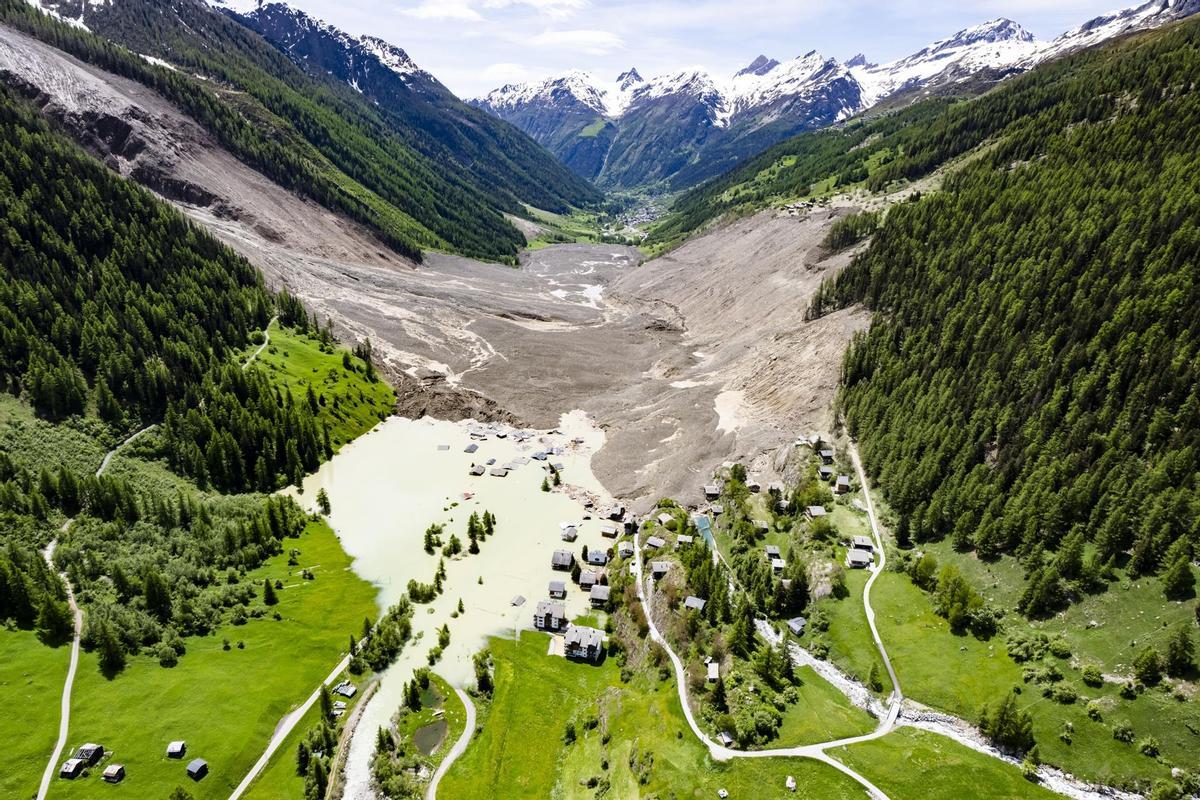 Vue aérienne de la destruction de Blatten (Suisse) causée par l'ERL l'effondrement du glacier de bouleau.