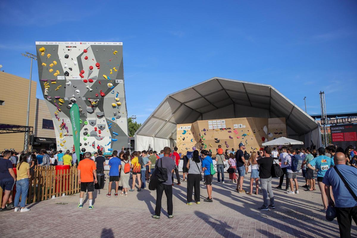 Couping Madrid 2024: À gauche, le mur de la compétition, à droite, activité d'escalade libre à Boulder