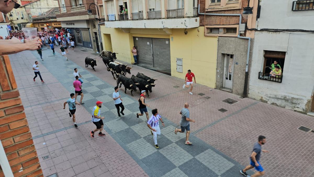Enceinte d'histle à travers le centre urbain.