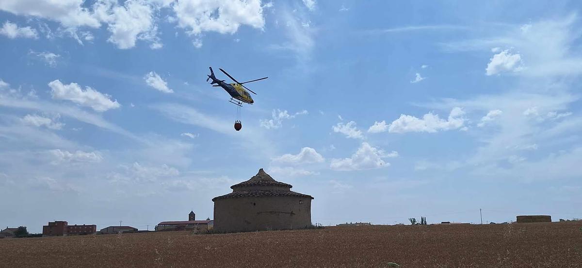 Un hélicoptère pendant les travaux d'extinction des flammes à Villarrín de Campos